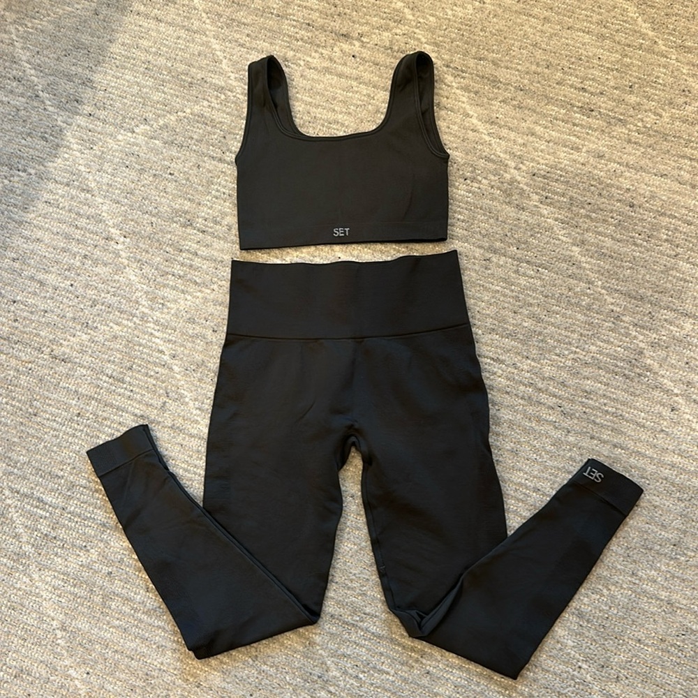 SET ACTIVE SCULPTFLEX® Legging and Box Tank Bra. Size M. Color Taupe.